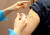 17일 인천시 남동구 가천대 길병원 코로나19 백신 접종센터에서 한 의료진이 화이자 백신 접종을 하고 있다. 뉴스1