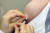 한 의료종사자가 코로나19 아스트라제네카(AZ) 백신 접종을 받고 있다. 뉴스1