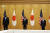스가 요시히데 일본 총리(맨 오른쪽)가 16일 도쿄 총리 관저에서 로이드 오스틴 미 국방장관(맨 왼쪽), 토니 블링컨 국무장관과 회담 기념 촬영을 하고 있다. AP=연합뉴스