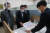 유상범(왼쪽부터), 김성원, 최형두 국민의힘 의원이 17일 오전 서울 여의도 국회 의안과에 ‘신도시 부동산투기의혹 진상규명을 위한 국정조사요구서를 제출하고 있다. 오종택 기자