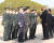 로이드 오스틴 미 국방장관(오른쪽)이 17일 오후 서울 용산구 국방부에서 국방부 관계자와 인사를 나누고 있다. [사진공동취재단]