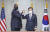 17일 오후 서울 용산구 국방부에서 열린 한미 국방장관회담에서 서욱 국방부 장관(오른쪽)과 로이드 오스틴 미국 국방부 장관이 기념 촬영을 하고 있다. [사진공동취재단]