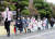 부산의 한 초등학교에서 입학생들이 선생님의 안내에 따라 줄지어 교실로 들어가고 있는 모습. 연합뉴스