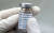 15일 오후 서울 성동구 성동구청 대강당에 차려진 서울시 1호 코로나19 지역예방접종센터에서 의료진이 아스트라제네카 백신 샘플을 살펴보고 있다. 뉴시스