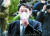 윤석열 검찰총장이 지난 4일 서울 서초동 대검찰청 앞에서 사퇴 입장을 밝히기에 앞서 마스크를 고쳐쓰고 있다. 임현동 기자