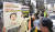 16개월 된 입양 딸 정인 양을 학대해 숨지게 한 혐의를 받는 양부모의 공판이 열린 17일 오후 서울 양천구 남부지방법원에서 시민들이 양부모에 대한 강력한 처벌을 요구하며 팻말 시위를 벌이고 있다. 뉴시스
