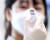 15일 오후 서울 성동구청 대강당에 마련된 신종 코로나바이러스 감염증(코로나19) 예방접종센터에서 의료진이 아스트라제네카 백신병을 들어보이고 있다. 뉴스1