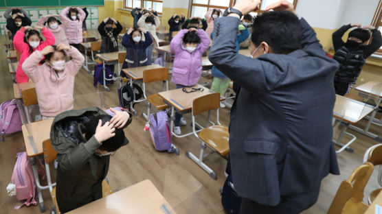 '1교실 2교사제' 교사 70% 반대 "좁은 교실 밀집도만 높아졌다”