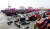 지난 19일 인천 연수구 인천신항에서 컨테이너 선적 작업이 진행되고 있다. [뉴스1]