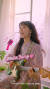 여성 뮤지션 스텔라장과 화장품 브랜드 이니스프리가 협업한 '벚꽃송 뮤직비디오' 장면. 사진 이니스프리