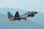 중국 해군 J-31 전투기가 이륙하고 있다. 미국 F-35 계열과 비슷하며 중국 항모에 탑재할 목적으로 개발됐다. [중앙포토]
