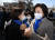 더불어민주당 박영선 서울시장 후보가 22일 오전 서울 광진구 자양한양아파트 정문 앞에서 지지자들과 주먹인사를 나누고 있다. 오종택 기자