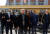 캐나다와 미국 및 호주 등 서방 국가의 외교관들이 스패버의 재판이 열리는 단둥 법원 앞에서 시위 성격으로 서있다. 로이터=연합뉴스