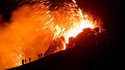 800년만에 깬 아이슬란드 화산…시뻘건 용암에 사람 몰려온다