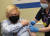 보리스 존슨 영국 총리가 지난 19일(현지시간) 영국 런던의 세인트 토머스 병원에서 아스트라제네카 백신을 접종하고 있다. [AP=뉴시스]