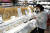  22일 롯데마트 서울 청량리점의 쌀 전문매장에서 쌀을 고르고 있는 소비자. 사진 롯데마트