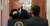도널드 트럼프 미국 대통령과 CNN의 짐 아코스타 기자가 2018년 11월 백악관 이스트룸에서 기자회견 도중 설전을 벌이고 있다. [로이터=연합뉴스]