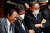 지난해 9월 국회에서 스가 요시히데 총리(오른쪽), 모테기 도시미쓰 외무상(가운데)과 대화하는 아소 다로 부총리. 혼자 마스크를 착용하지 않았다. [로이터=연합뉴스]