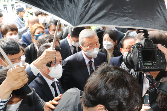 24일 오전 광주를 찾은 국민의힘 김종인 비상대책위원장. 대학생 단체들의 항의를 받으며 5·18 민주 묘지로 들어서고 있다.연합뉴스. 
