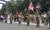 2020년 8월 15일 야스쿠니 신사 앞에서 우익단체 회원들이 구 일본군 제복을 입고 만세 삼창을 하고 있다. 