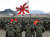 아베 신조 전 일본 총리가 평화헌법 개정을 추진하면서 군대를 부활하려는 일본 우익의 시도가 본격화했다. 자위대 해병대가 욱일기를 들고 도열해 있다. / 사진:로이터/연합뉴스