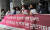 사진은 지난 3월 17일 부산여성100인행동이 부산 연제구 부산시청 앞에서 오거돈 전 시장이 재판에 불성실하다며 무성의한 태도를 규탄하는 기자회견을 열고 있는 모습. 중앙포토