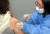 23일 대전 유성구보건소에서 의료진이 방문한 접종 대상자에게 아스트라제네카(AZ) 백신을 신중히 접종하고 있다. 김성태