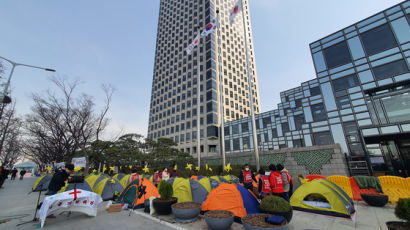 트윈타워 앞 텐트 100개 친다는데…끝 모르는 LG 청소노조 시위