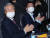 국민의힘 김종인 비상대책위원장(왼쪽)과 안철수 국민의당 대표가 8일 오후 서울 영등포구 공군호텔에서 열린 제113주년 3·8 세계 여성의 날 기념식에 참석, 박수치고 있다. 오종택 기자