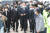  김종인 국민의힘 비대위원장이 24일 지상욱 여의도연구원장 등 당직자들과 함께 5.18묘지에 들어서고 있다. 연합뉴스