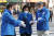 박영선 더불어민주당 서울시장 후보(가운데)가 25일 오전 서울 구로구 신도림역에서 출근인사를 위해 남편 이원조 변호사(오른쪽)와 이동하고 있다. 오종택 기자