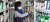 박영선 더불어민주당 서울시장 후보가 공식 선거 운동이 시작된 25일 새벽 서울 마포구 CU 홍대센타점에서 아르바이트를 하고 있다. 오종택 기자
