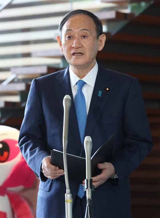 스가 요시히데(菅義偉) 일본 총리가 25일 국가안전보장회의(NSC)가 끝난 뒤 총리관저에서 기자들에게 북한 탄도미사일 발사에 대한 입장을 발표하고 있다. AFP=연합뉴스