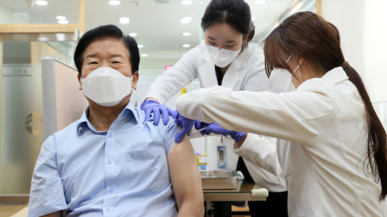 박병석 국회의장, 코로나19 백신 접종…“하나도 안 아프다”