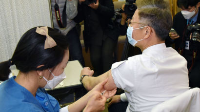 WSJ "방역 앞섰지만 백신 느린 韓…경제적 곤경 빠질 수도"