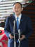 스가 요시히데 일본 총리가 25일 오전 기자들에게 "북한이 탄도 미사일을 발사했다"며 항의의 뜻을 표하고 있다. [AFP=연합뉴스]