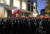 독일 경찰이 지난 21일 4주간 식당·주점 등의 영업을 금지하는 코로나19 방역 조치에 반발하는 시위대의 행진을 막고 있다. [EPA=연합뉴스]