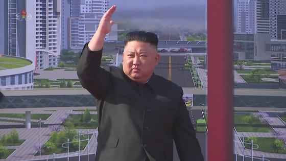 김정은 북한 국무위원장의 23일 평양 주택 1만세대 착공식 참석장면.연합뉴스