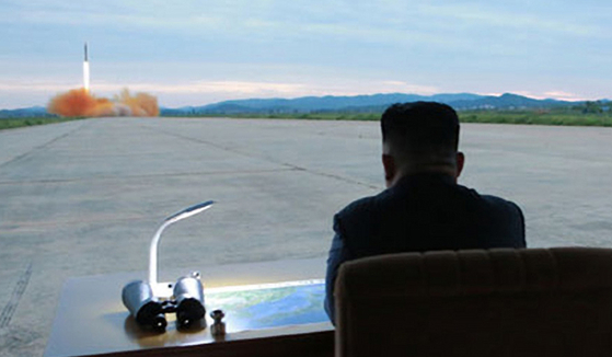 김정은 북한 국무위원장이 이번 탄도미사일 발사를 참관했는지도 주목된다. 사진은 지난 2017년 8월 30일 김 위원장이 '화성-12형' 중장거리 전략 탄도미사일 발사 훈련을 참관했다며 조선중앙통신이 공개한 장면. [연합뉴스] 