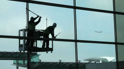 [지금 이 시각]개점휴업에도 청소는 합니다. 포스트 코로나 대비하는 인천공항