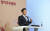 박정호 SK텔레콤 CEO가 25일 서울 을지로 T타워에서 열린 제37기 정기 주주총회에서 경영 성과 및 비전을 발표하고 있다 [사진 SKT]