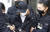 지난 17일 오후 경북 구미경찰서에서 숨진 3세 여아 친모 A씨가 호송 차량으로 이동하고 있다. 연합뉴스