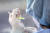 지난 24일 오전 광주 조선대학교병원 의성관 5층 호남권역 예방접종센터에서 지역 의료진이 화이자 백신 주사액과 생리식염수 희석 작업을 하고 있다. 뉴스1