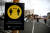 뉴질랜드 오클랜드에 설치된 사회적 거리두기 안내 표지판. [로이터=연합뉴스]