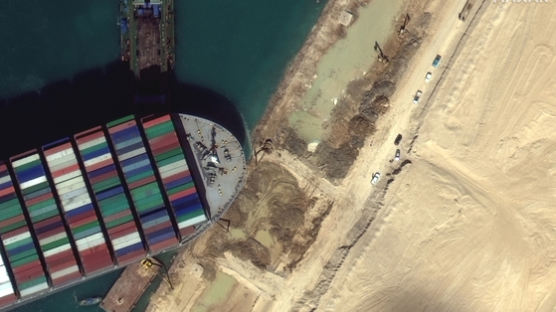 "수에즈 선박, 오늘 만조에 뜰 수도…최악의 경우 배 쪼개져"