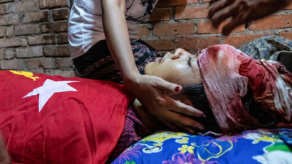  한 살 아기, 고무탄에 눈 맞았다···"미얀마 토요일 114명 사망"