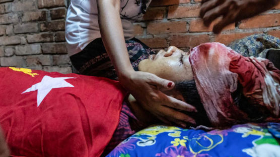  한 살 아기, 고무탄에 눈 맞았다···"미얀마 토요일 114명 사망"