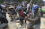 미먄마의 반 군사 쿠데타 시위대가 27일 양곤에서 사제 활과 화살로 군경과 맞서고 있다. AP=연합뉴스