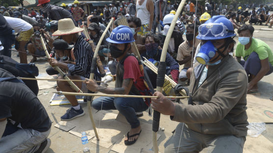 어제 하루 91명 숨졌다…활과 화살로 총격 맞선 미얀마 시민 