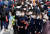 25일 도쿄올림픽 성화 봉송 행사에 응원을 나온 사람들. 곳곳에서 사람들이 밀집한 모습이 연출됐다. [로이터=연합뉴스]